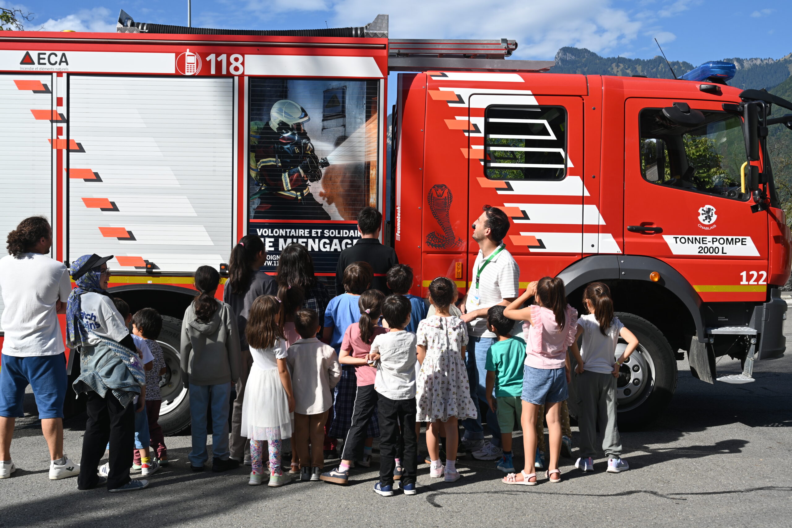 Les enfants d'Harmonie Culturelle visitent la caserne des pompiers en Suisse — activité éducative et citoyenne